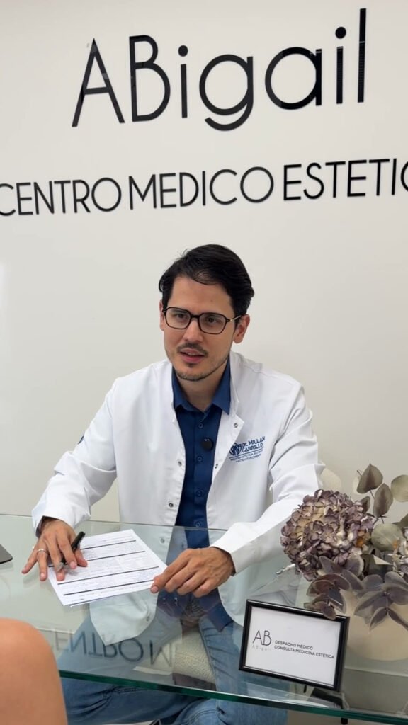 El Dr. Millán explicando el plan de tratamiento en consulta