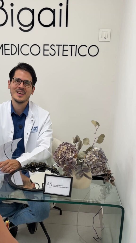 El Dr. Millán en la consulta de Abigail Clinic
