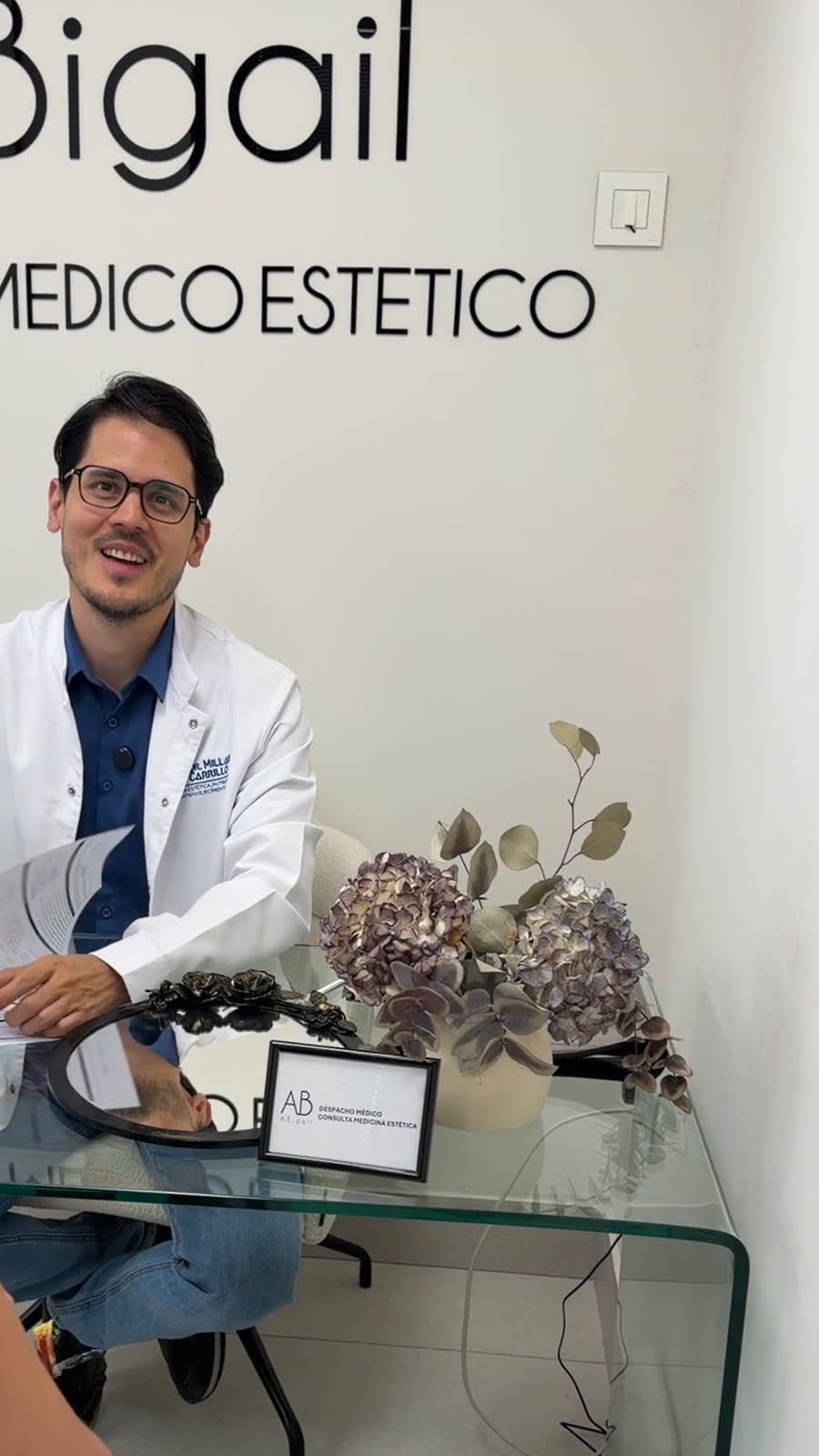El Dr. Millán en la consulta de Abigail Clinic