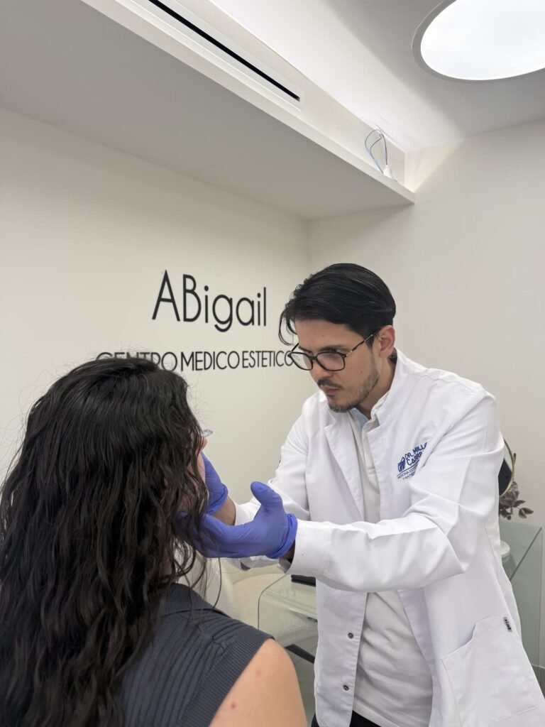 Valoración facial en la consulta de Abigail Clinic