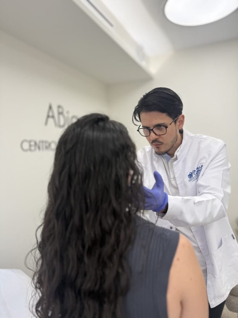 Exploración facial en la consulta de Abigail Clinic